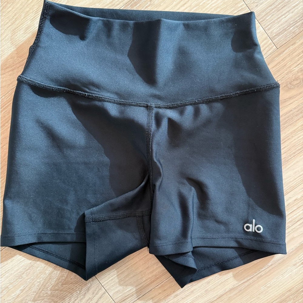 Alo 2.5 in Airlift Shorts